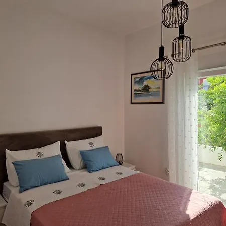 Leana Apartment Split