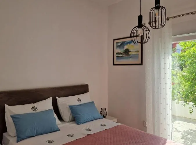 Leana Apartment Split